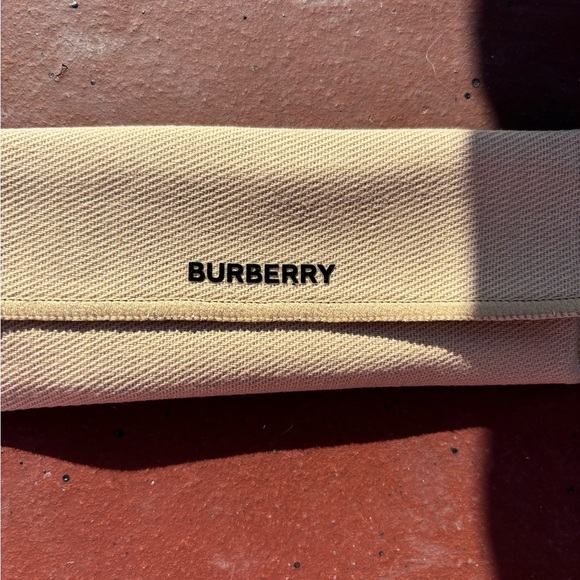 Burberry White Cosmetic Pouch and Comb Set - Picture 5 of 5